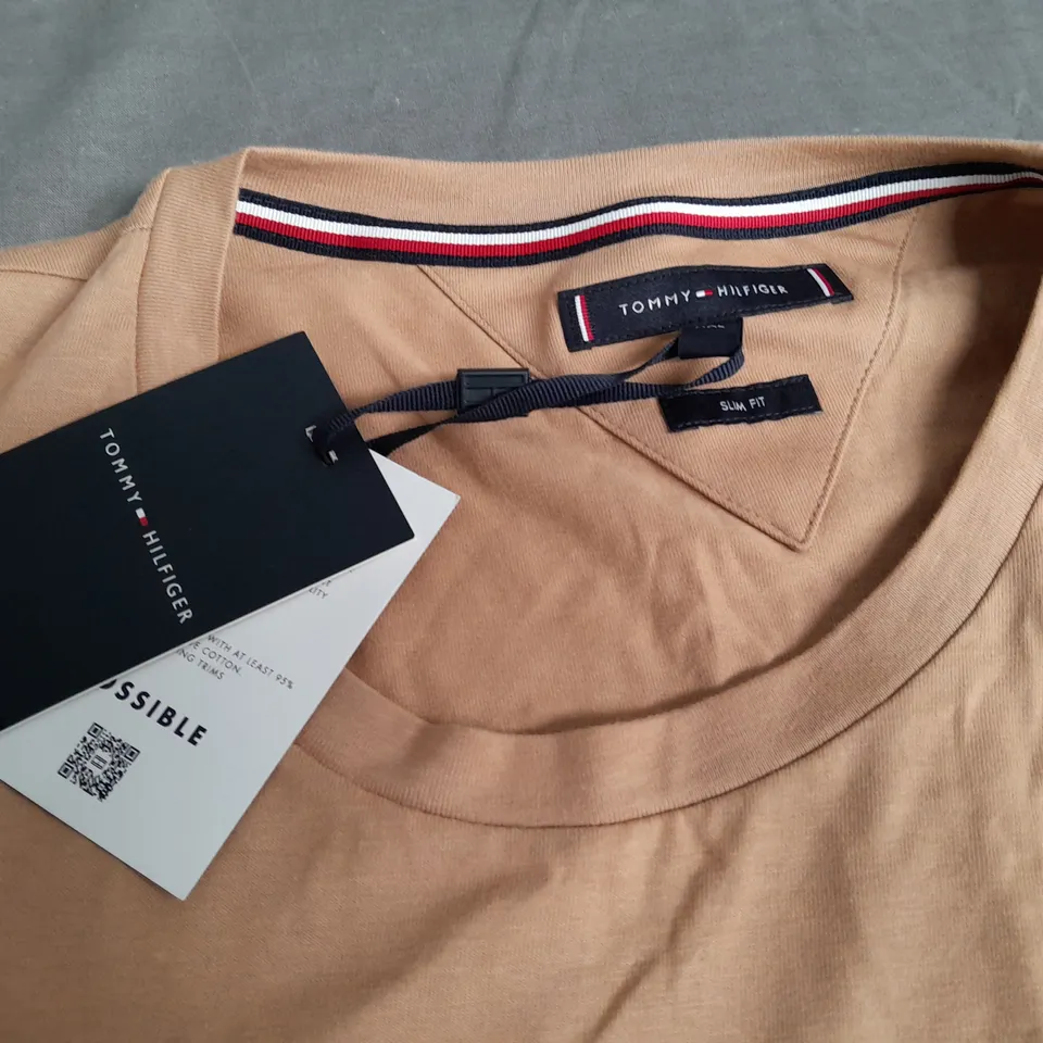 TOMMY HILFIGER SLIM FIT TEE IN BROWN - XXL