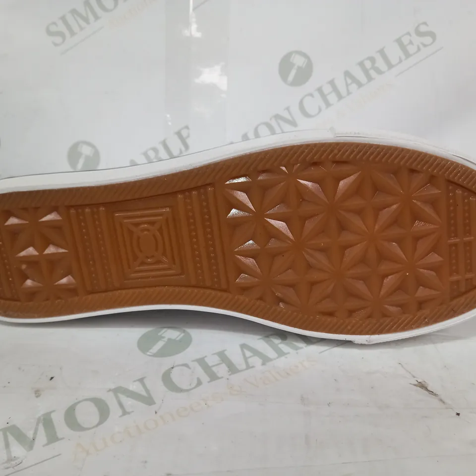 PAIR OF DESIGNER CANVAS SHOES IN WHITE EU SIZE 40