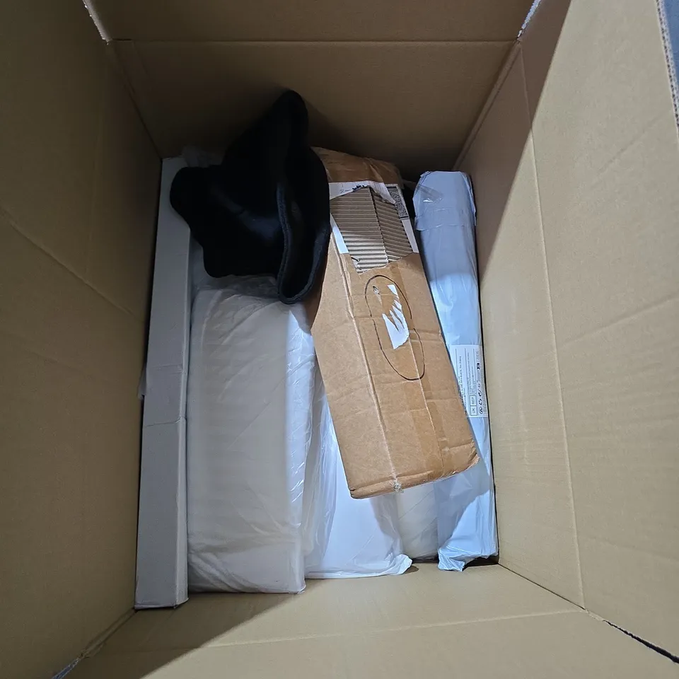 APPROXIMATELY 8 ITEMS OF A WHITE PLASTIC TOILET SEAT WITH LID – BATHROOM FIXTURE AND ASSORTED PILLOW CASES AND VARIOUS HOUSEHOLD ITEM.