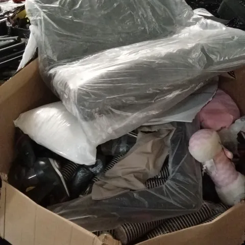 PALLET OF ASSORTED GOODS AND PRODUCTS TO INCLUDE; VENETIAN BLIND, TAKEAWAY COFFEE CUPS, SOFT TOYS, VACUUM CLEANER ETC 