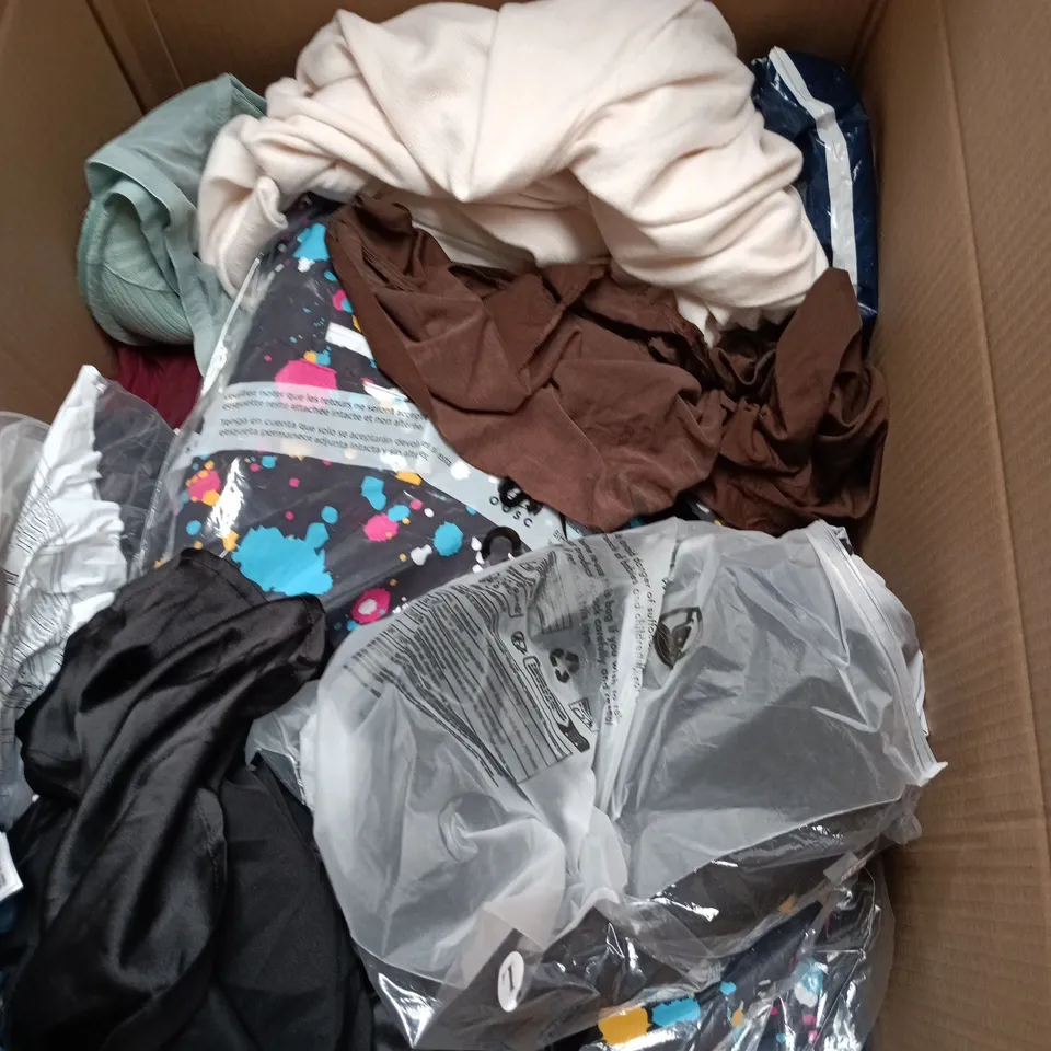 BOX OF APPROXIMATELY 30 ASSORTED CLOTHING ITEMS TO INCLUDE GLENMUIR SOCKS, DECATHLON SHORTS ETC