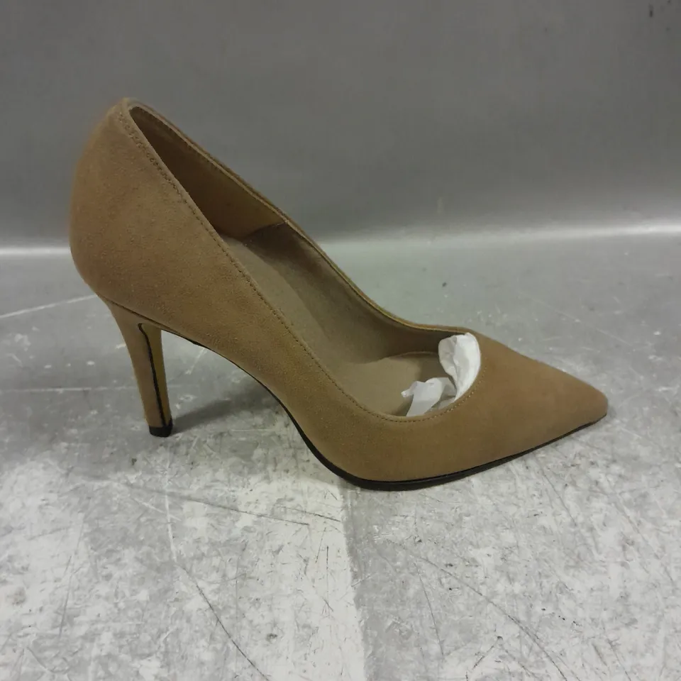 PAIR OF MIZCHI ROSE AVENUE CLASSIC HEELS IN TAUPE SIZE 215MM/UK 2