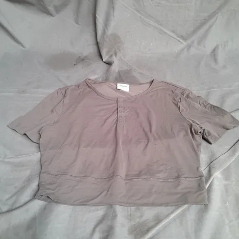 GYMSHARK CROPPED SHORT SLEEVE TOP IN DARK TAUPE SIZE M