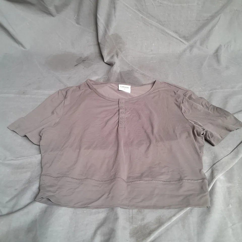 GYMSHARK CROPPED SHORT SLEEVE TOP IN DARK TAUPE SIZE M