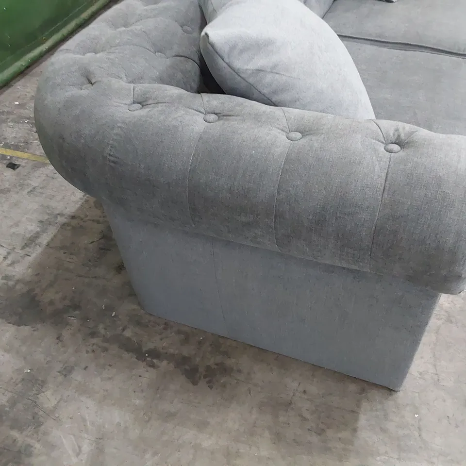DESIGNER CHESTERFIELD THREE SEATER SOFA GREY FABRIC WITH SCATTER CUSHIONS 