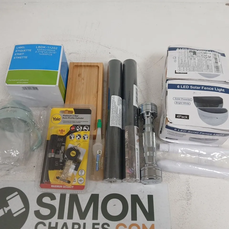 LOT OF ASSORTED HOUSEHOLD ITEMS TO INCLUDE LED SOLAR FENCE LIGHTS, YALE PROFILE CYLINDER AND 1KG WEIGHT