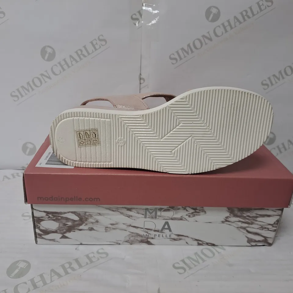 BOXED PAIR OF MODA IN PELLE OLANNA SANDALS IN ROSE GOLD METALLIC SIZE 3
