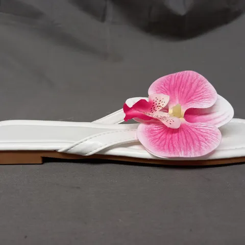 BOXED PAIR OF DESIGNER TOE-POST SANDALS IN WHITE W. PINK FLOWER DETAIL EU SIZE 39