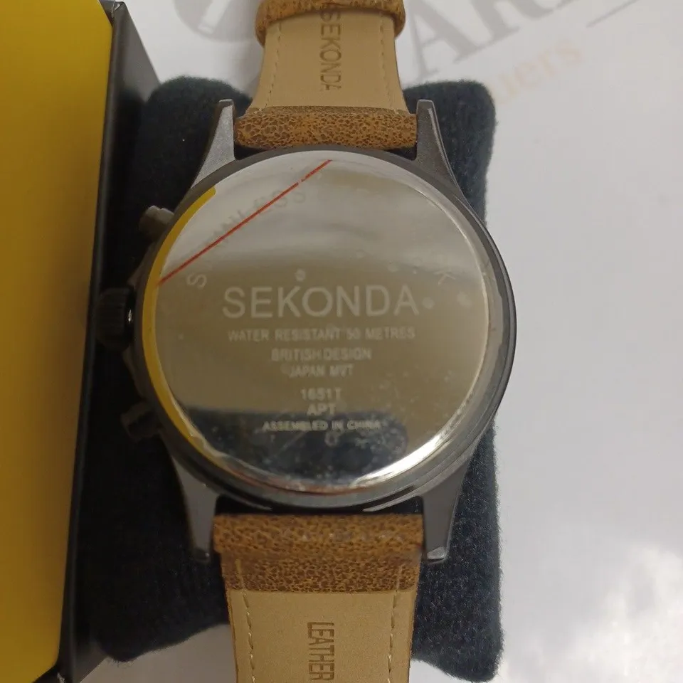 BOXED SEKONDA GENTS BLACK DIAL SPORTS WATCH WITH GENUINE LEATHER STRAP - BROWN