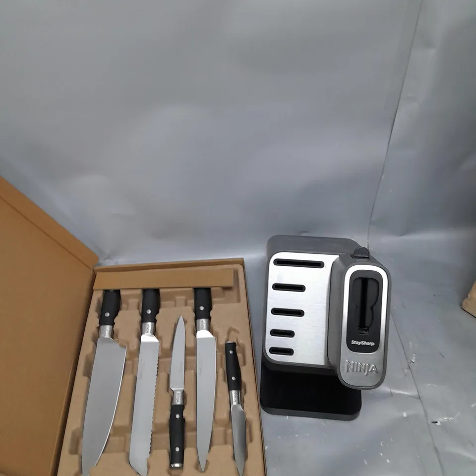 BOXED NINJA FOODI STAYSHARP KNIFE BLOCK WITH INTEGRATED SHARPENER K32005UK