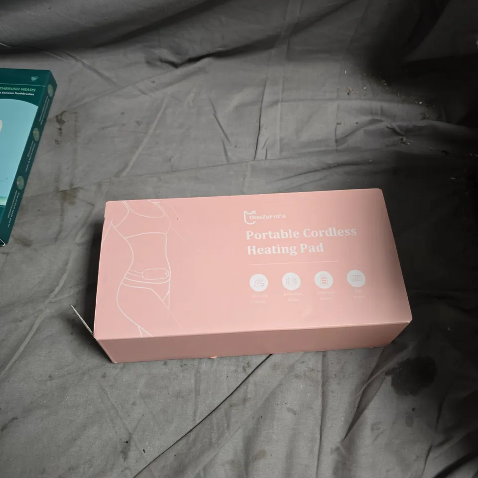 APPROXIMATELY 10 ASSORTED HEALTH AND BEAUTY PRODUCTS INCLUDING DERFFIN TOOTHBRUSH HEADS , PORTABLE CORDLESS HEATING PAD AND NEW FASHION HAIR NETS 