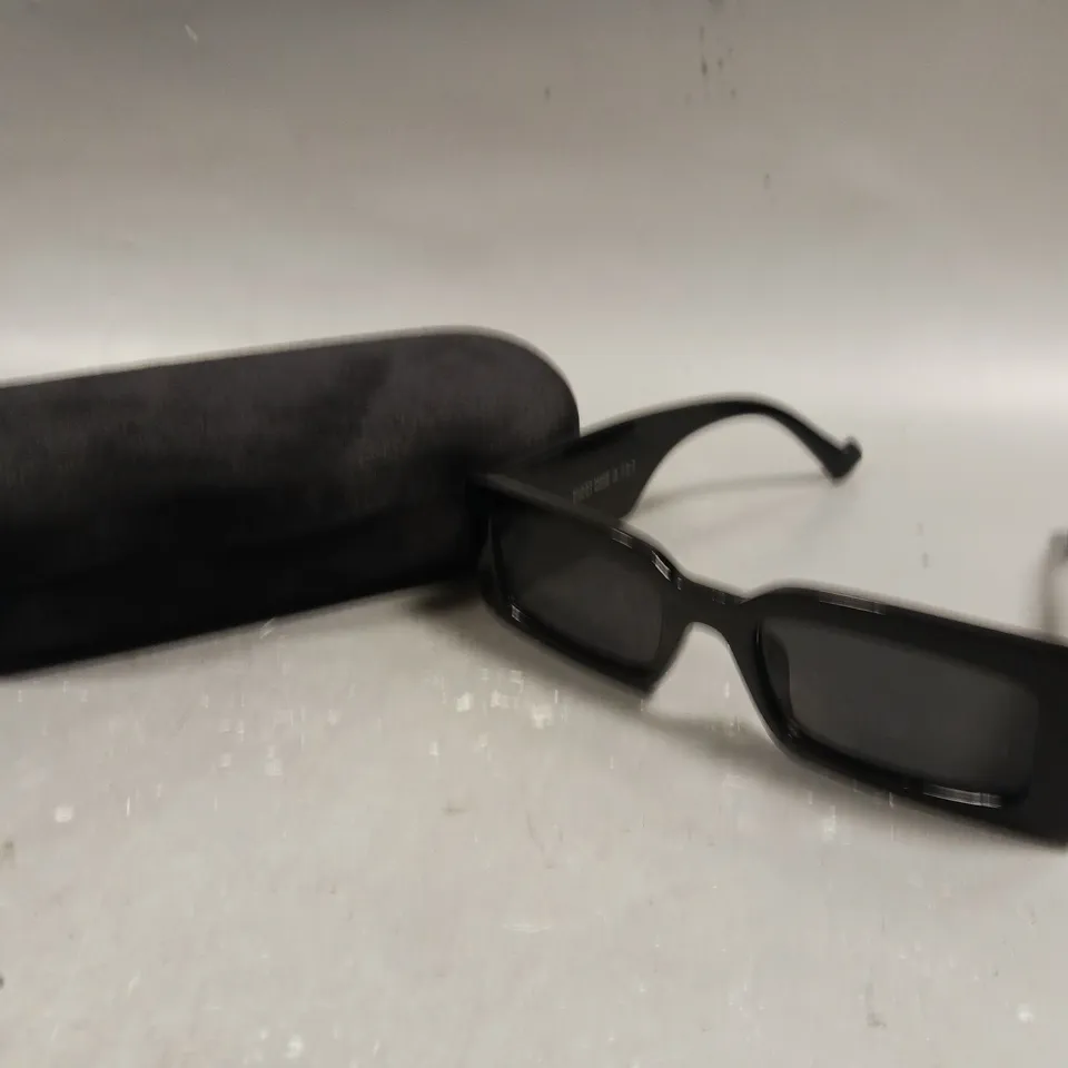 GUCCI RECTANGLE LENS BLACK FRAME SUNGLASSES 