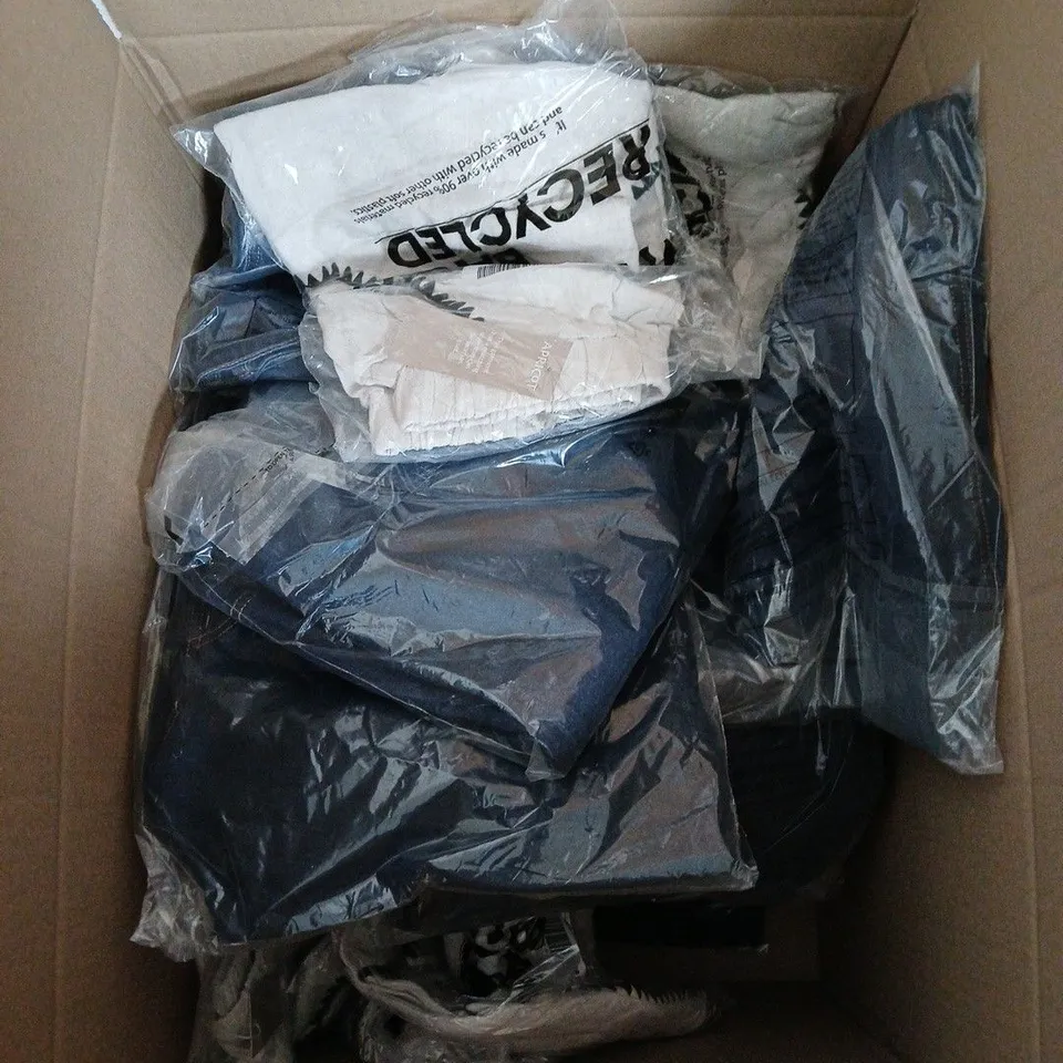 BOX OF APPROXIMATELY 25 ASSORTED CLOTHING ITEMS TO INCLUDE BRANDS SUCH AS BEN DE LISI, APRICOT, D AND CO ETC