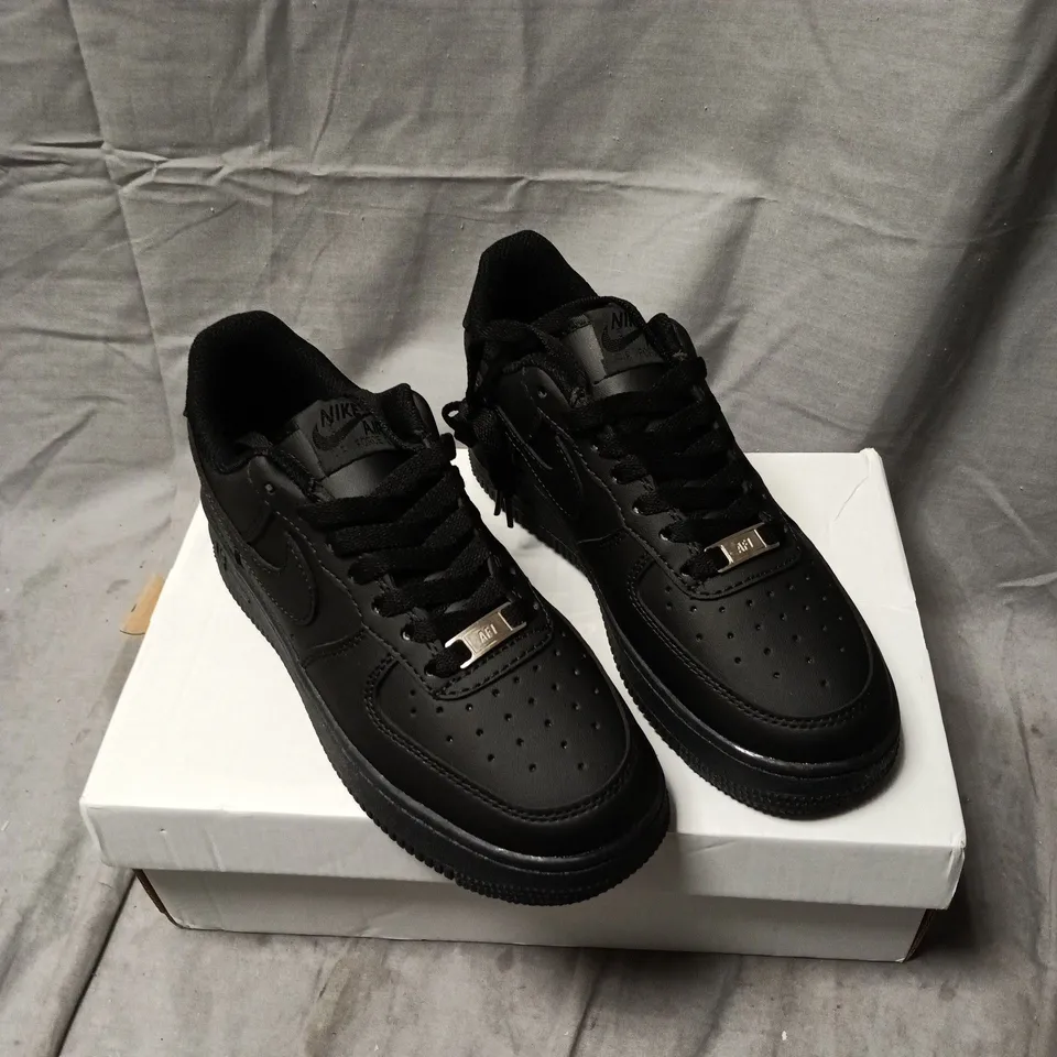 NIKE AIR BLACK TRAINERS SIZE 4 BOXED