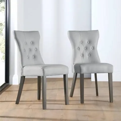 BOXED BEWLEY LIGHT GREY LEATHER BUTTON BACK DINING CHAIR (DARK OAK LEG)