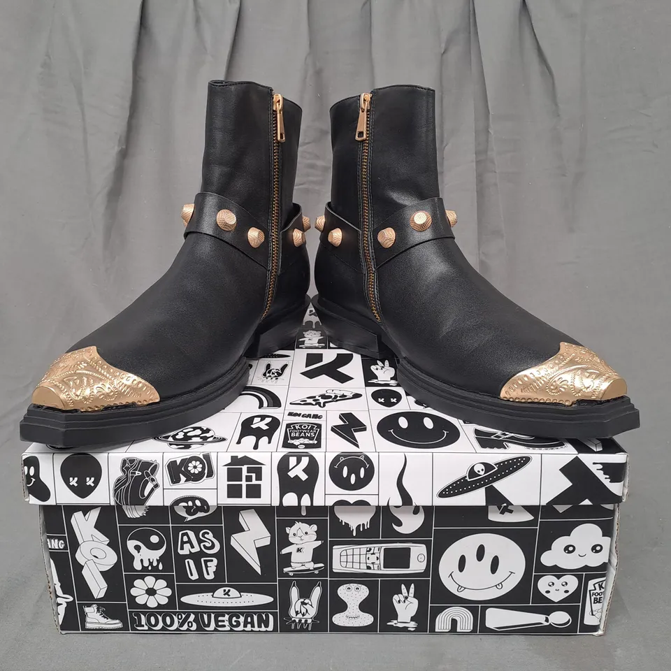 BOXED PAIR OF KOI COWBOY BOOTS IN BLACK/GOLD EFFECT UK SIZE 9