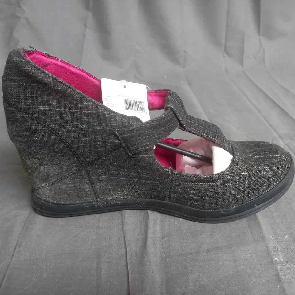 BOX OF APPROXIMATELY 5 PAIRS OF SHOES IN VARIOUS SIZES 4X GUPPY LOVE PAIR 1X DEITIY PAIR