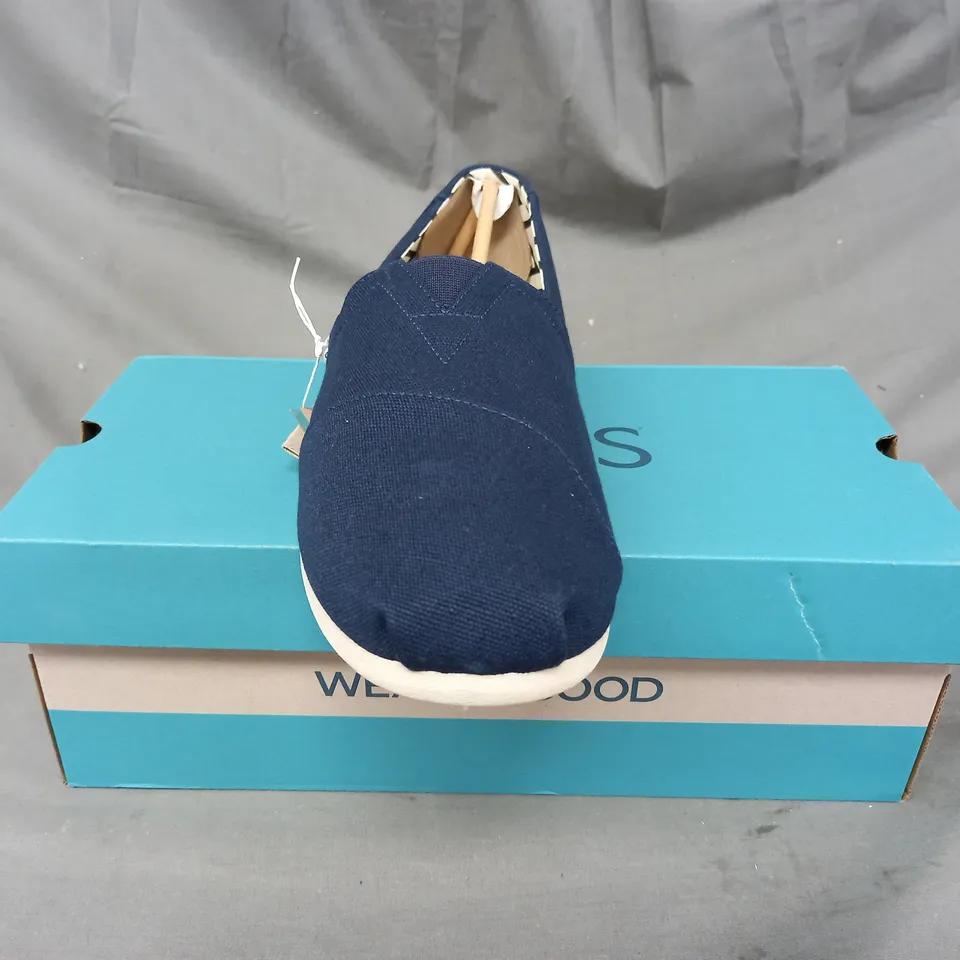 BOXED PAIR OF TOMS ALPARGATA SLIP-ON SHOES IN NAVY UK SIZE 10.5