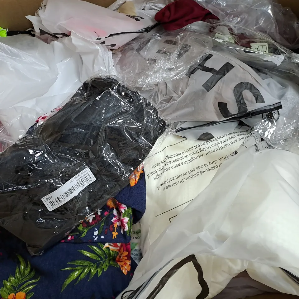 BOX OF APPROXIMATELY 25 ASSORTED CLOTHING ITEMS TO INCUDE - T-SHIRT - TROUSERS , TOPS , PANTS - ETC