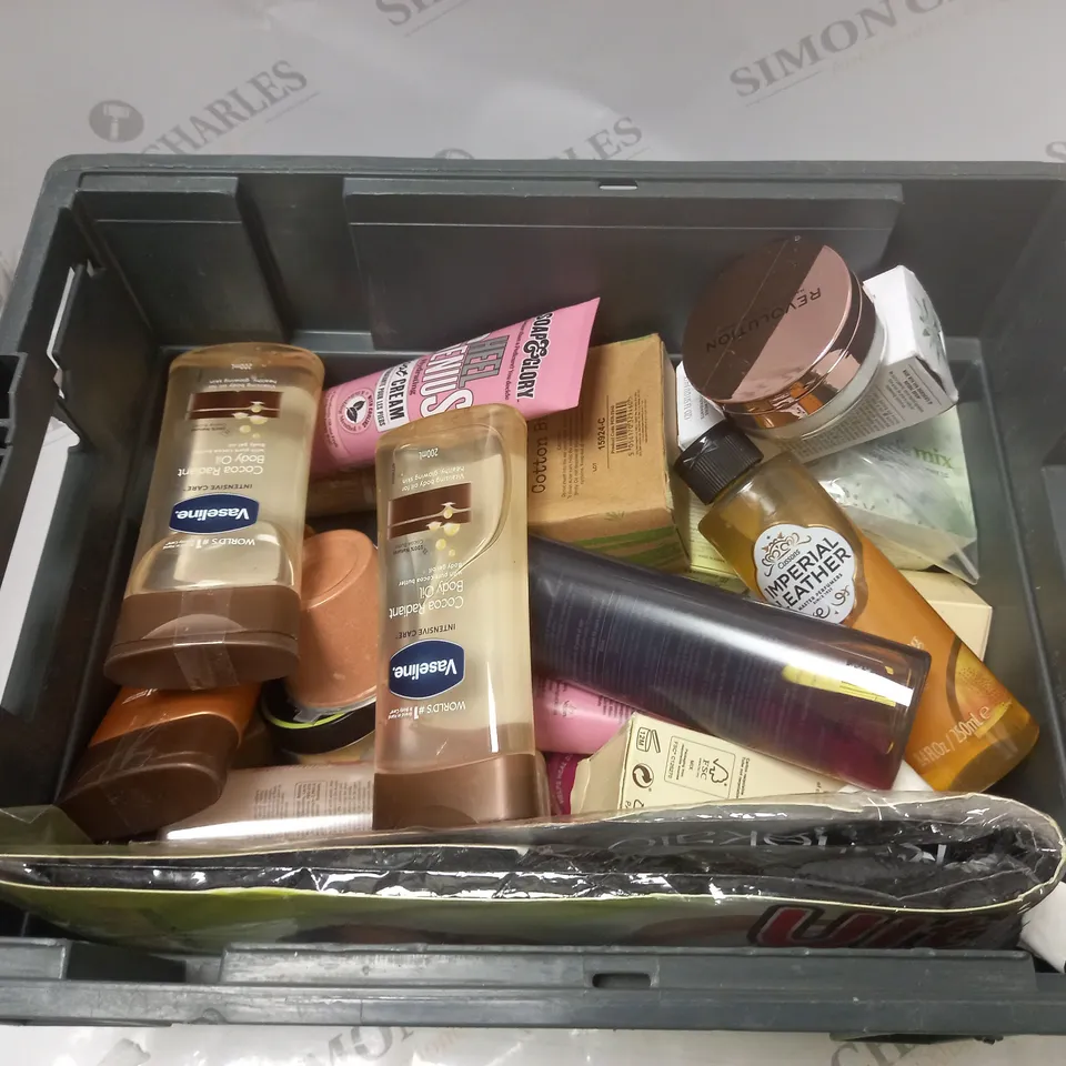 BOX OF APPROXIMATELY 20 COSMETIC PRODUCTS TO INCLUDE IMPERIAL LEATHER, VASELINE, SOAP & GLORY, ETC