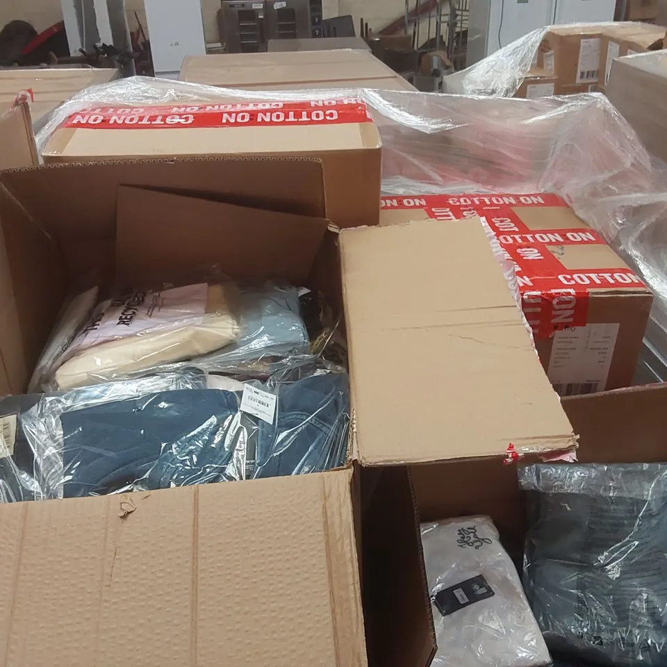 PALLET CONTAINING A VERY LARGE QUANTITY OF BRAND NEW ASSORTED CLOTHING/ACCESSORIES INCLUDING: SUNGLASSES, JEANS, BIKINIS, T-SHIRTS, JUMPERS ECT