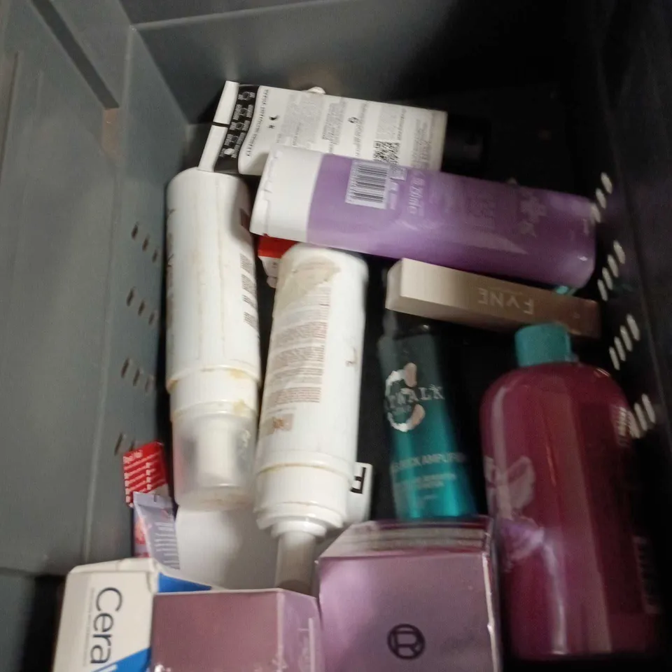 APPROXIMATEY 20 ASSORTED HEALTH AND BEAUTY PRODUCTS TO INCLUDE - FRIDA MOM POSTPARTUM CATCH ALL PADS - SUNKISSED MAKE UP PALETTE AND FROSTED CANDY SHOWER AND GEL