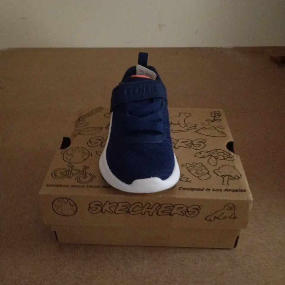 BOXED PAIR OF SKECHERS KIDS BOUNDER BARONIK TRAINERS IN NAVY - UK 6