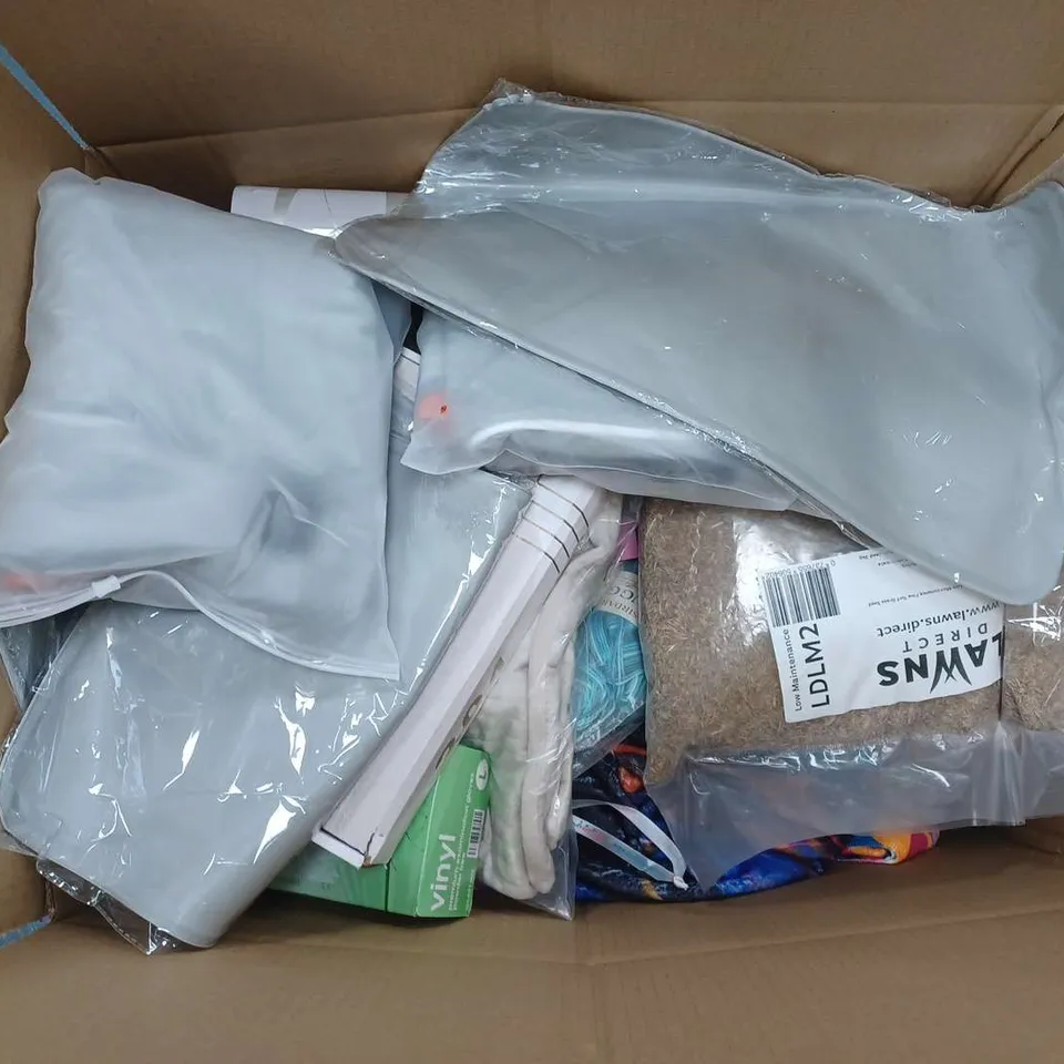 APPROXIMATELY 12 ASSORTED HOUSEHOLD ITEMS TO INCLUDE MILAN CUSHIONN COVER, SAINT BAROQUE COVER, A4 PAD, ETC