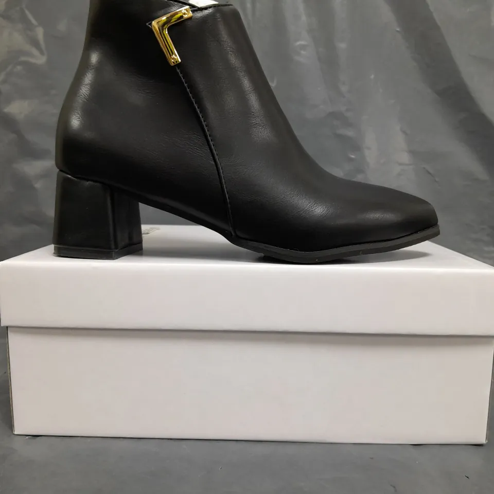 BOXED PAIR OF UNBRANDED LOW BLOCK HEEL SIDE-ZIP SHOES IN BLACK SIZE EU 37