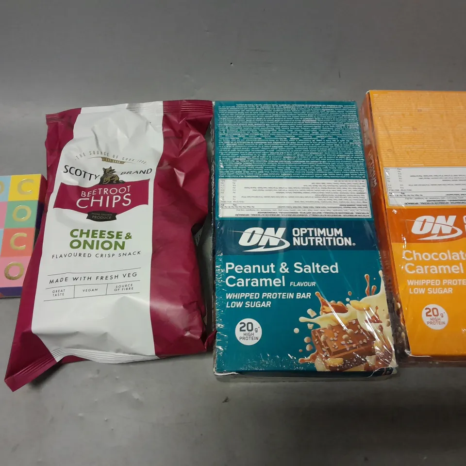 TOTE OF APPROXIMATELY 8 ASSORTED FOOD ITEMS TO INCLUDE - FINE CHOCOLATES , ON CHOCOLATE CARAMEL PROTEIN BAR , SCOTTY BRAND BEETROOT CRISPS CHEESE & ONION ETC