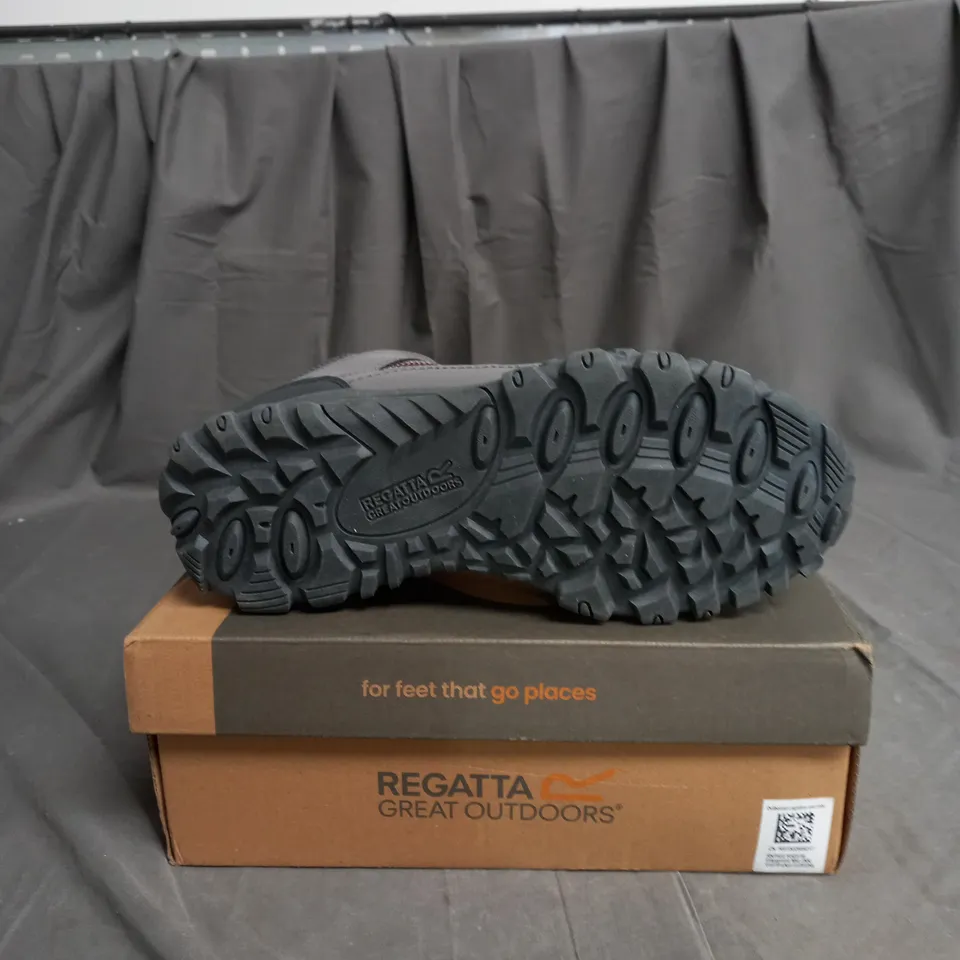 BOXED PAIR OF REGATTA EDGEPOINT JUNIOR WATERPROOF MID HIKING SHOES CHILDREN GRAY SIZE 6