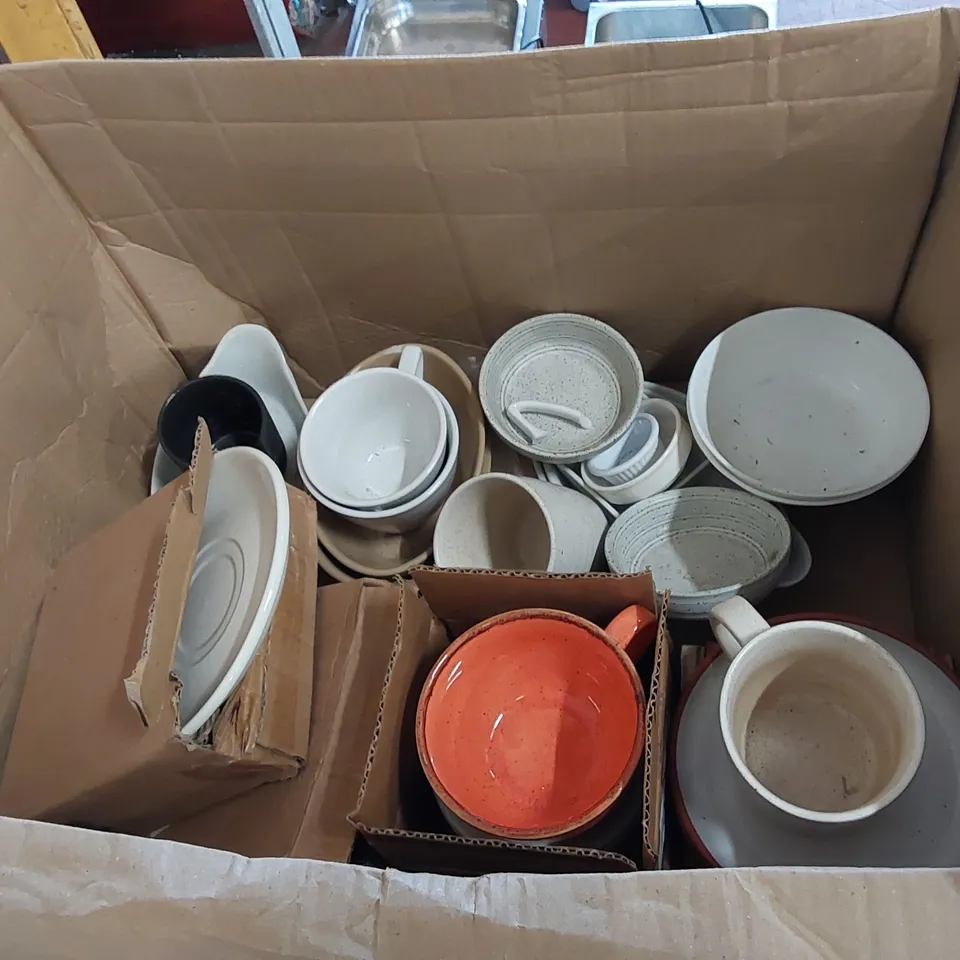 BOX OF ASSORTED MUGS AND DINNERWARE 