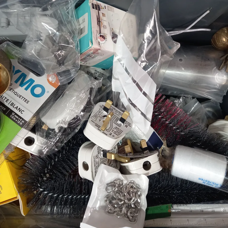 LOT OF APPROXIMATELY 10 ASSORTED HOUSEHOLD ITEMS TO INCLUDE BUZZ EXTENDABLE DUSTER, GORILLA GLUE, ETC