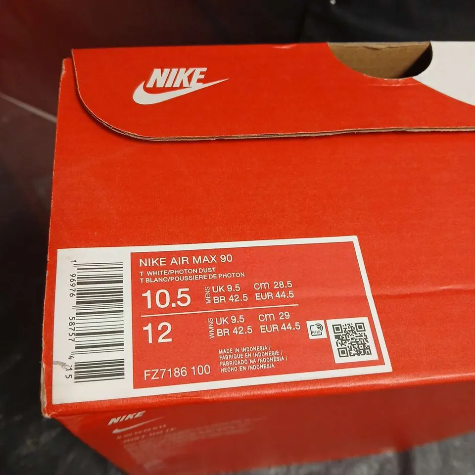 BOXED PAIR OF NIKE AIR MAX 90 WHITE TRAINERS – MEN'S UK 9.5 (US 10.5)