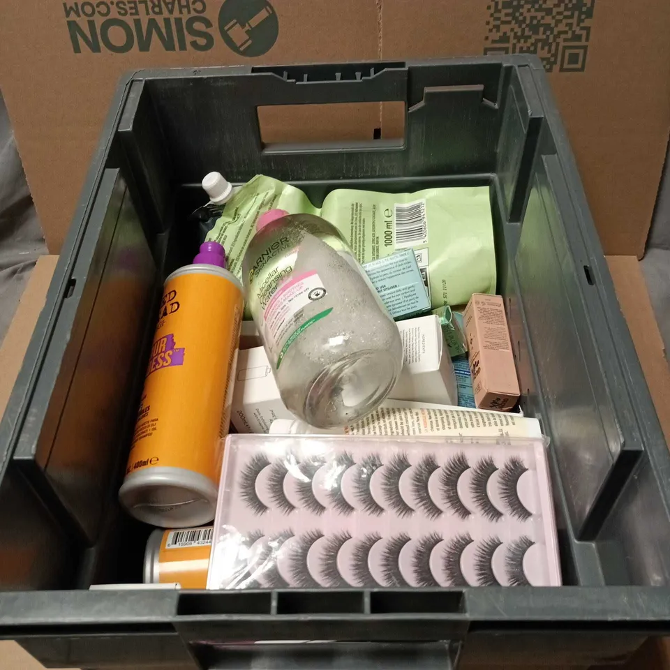 APPROXIMATELY 15 ASSORTED COSMETIC ITEMS TO INCLUDE GARNIER, BED HEAD, EYE LASHES, ELF SKIN ETC