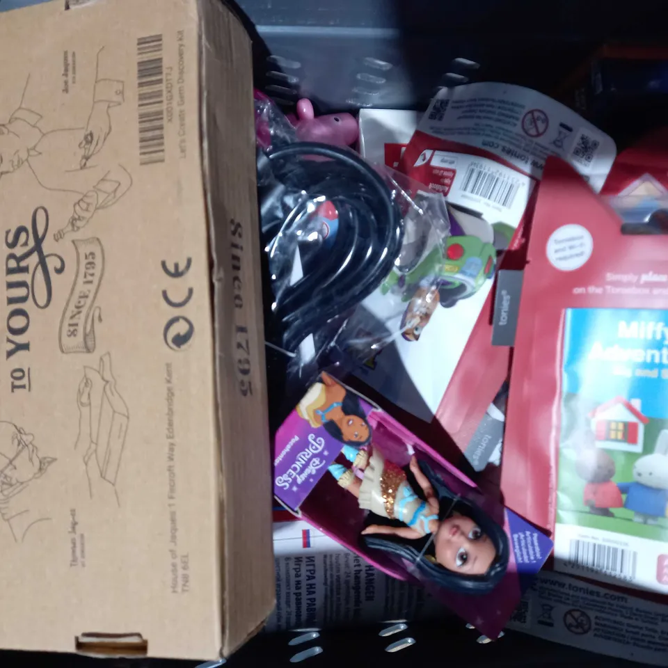 LOT OF APPROXIMATELY 10 ASSORTED TOYS AND GAMES TO INCLUDE MAGIC CUBE, HAPELLO TRENDY TOTS, REAL LITTLES JOURNAL, ETC