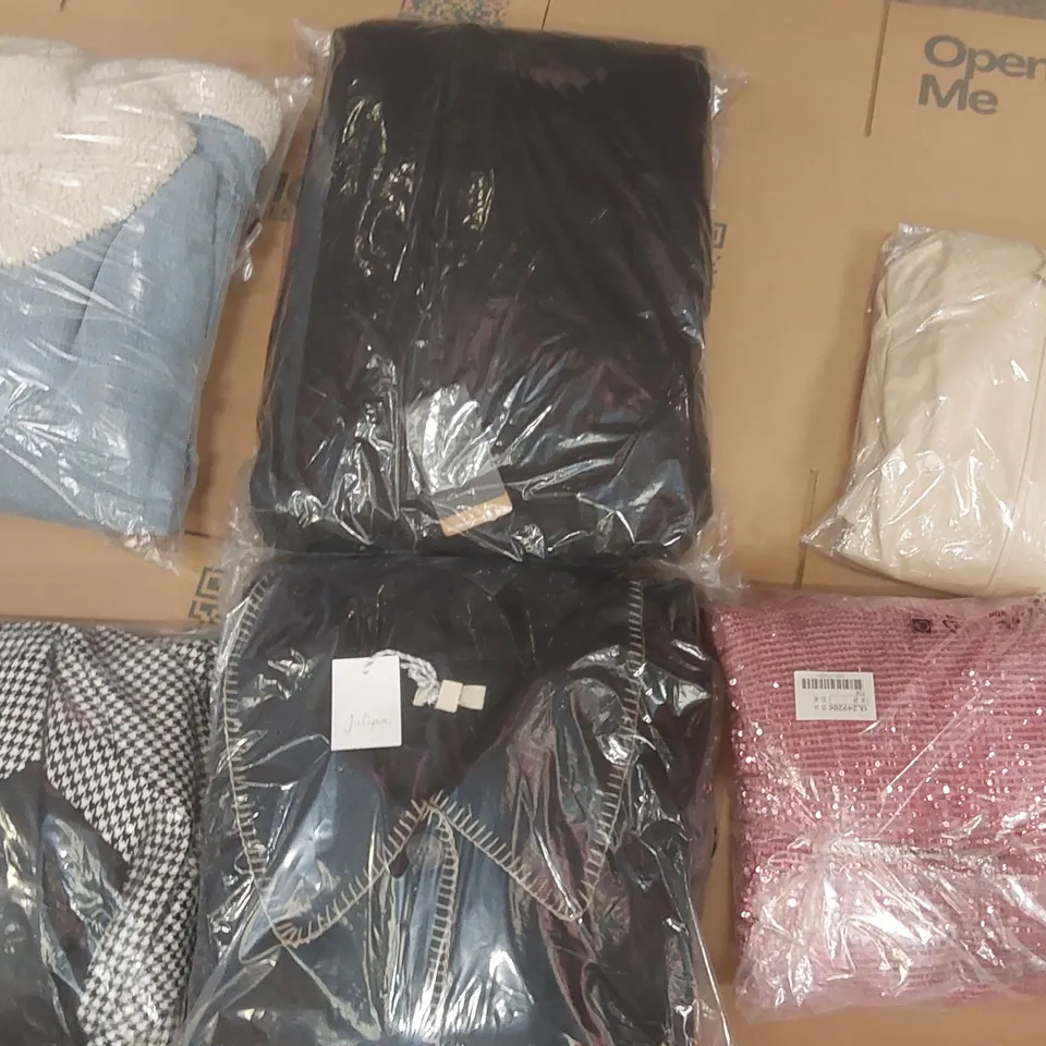 PALLET CONTAINING APPROXIMATELY 100x BRAND NEW ASSORTED DESIGNER CLOTHING ITEMS INCLUDING: SNOWDONIA COAT, JD WILLIAMS JACKET, SIMPLY BE JACKET ECT