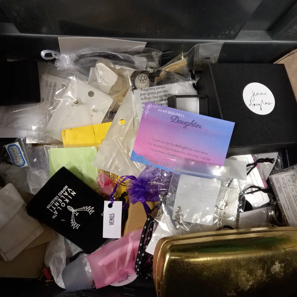 BOX OF APPROX 20 COSTUME JEWELLERY ITEMS TO INCLUDE NECKLACES, EARRINGS AND RINGS