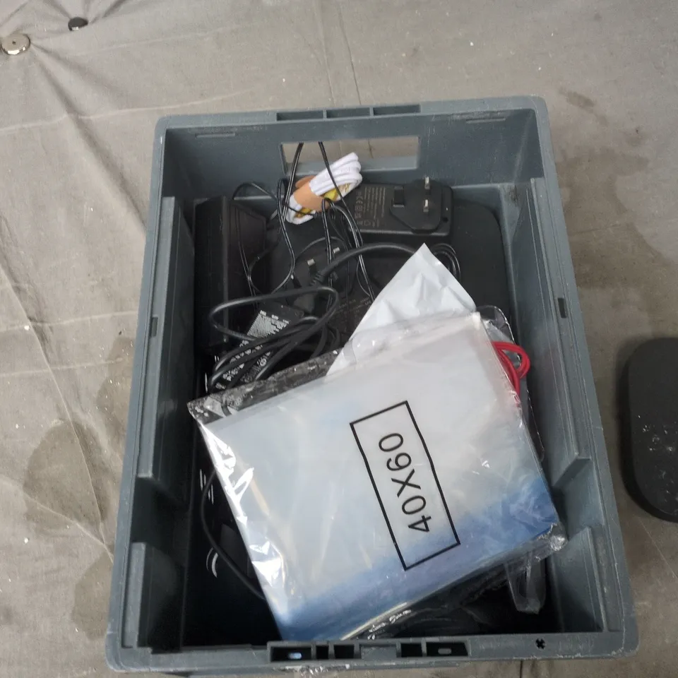 TOTE OF APPROXIMATELY 12 ASSORTED ITEMS TO INCLUDE: SKY BROADBAND ROUTER 