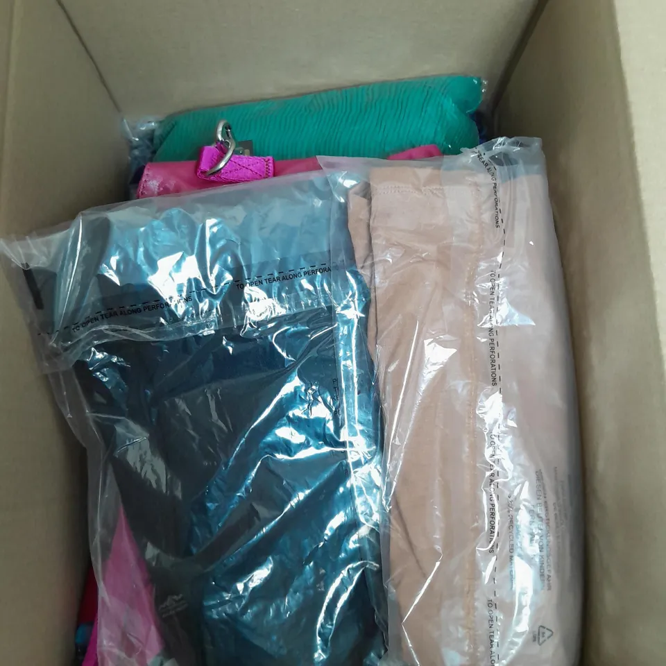 A BOX OF 10 CLOTHING ITEMS TO INCLUDE A BROWN TOP A SKETCHERS TOP AND TWO KINGPIN HANDBAGS 