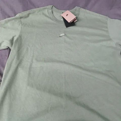 NIKE LOGO CASUAL TEE - SIZE M