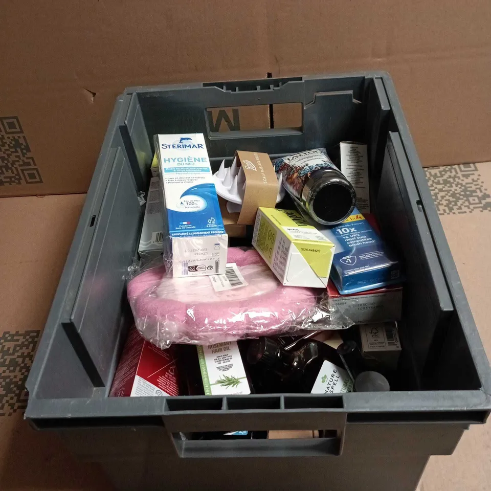 TOTE OF APPROXIMATELY 20 ASSORTED COSMETIC ITEMS TO INCLUDE STERIMAR, ORAL B PRO, WYPE, NUAGE TATTOO MOISTURISER, BOOTS SCALP MASSAGE BRUSH ETC