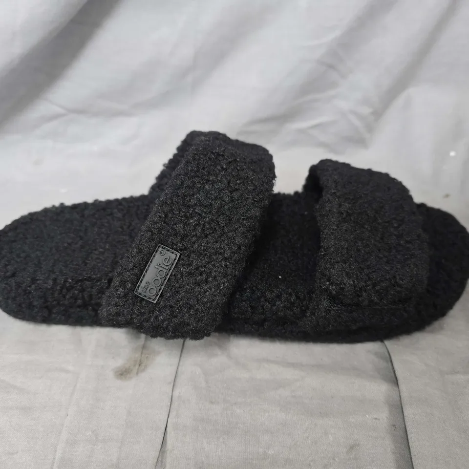 UNBOXED PAIR OF THE OODIE TWO STRAP SHERPA SLIDES IN BLACK - SIZE 42-43