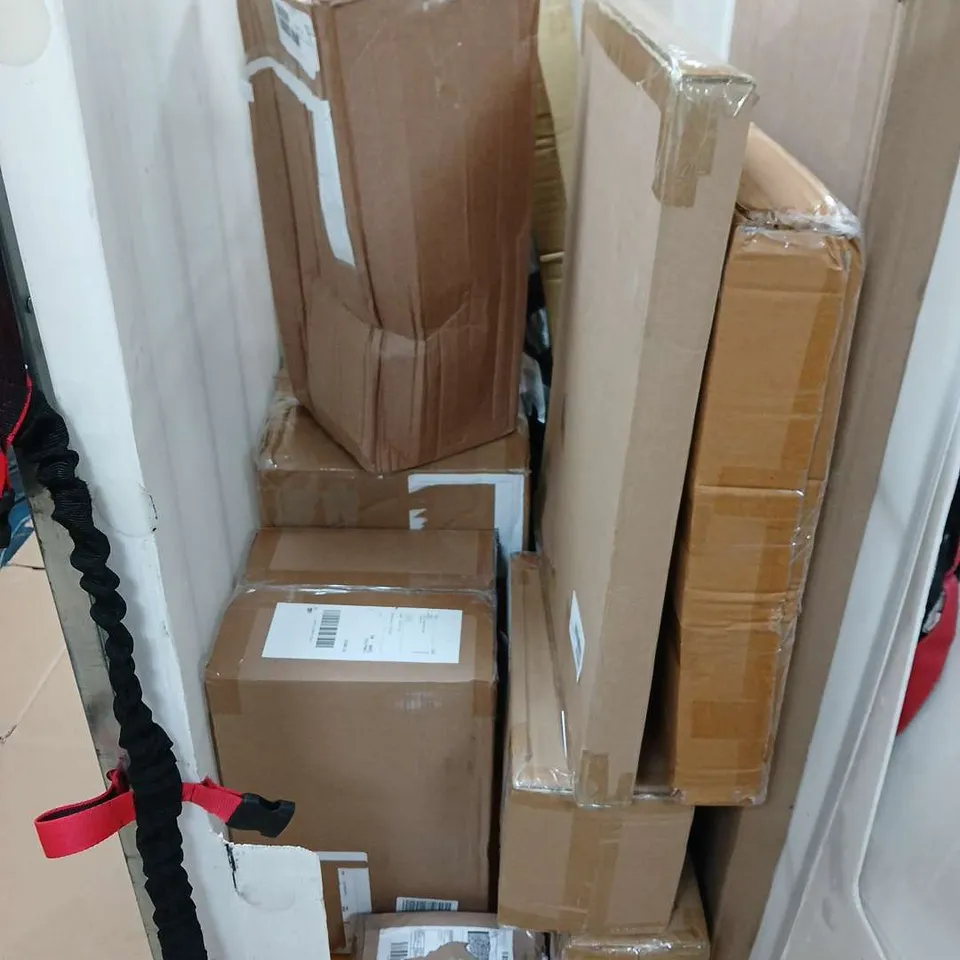 CAGE OF APPROXIMATELY 10 ASSORTED HOUSEHOLD ITEMS TO INCLUDE - LADDER - HOME STORIES LANTERN - FESTIVE INFINITY LIGHT - ETC. - COLLECTION ONLY  