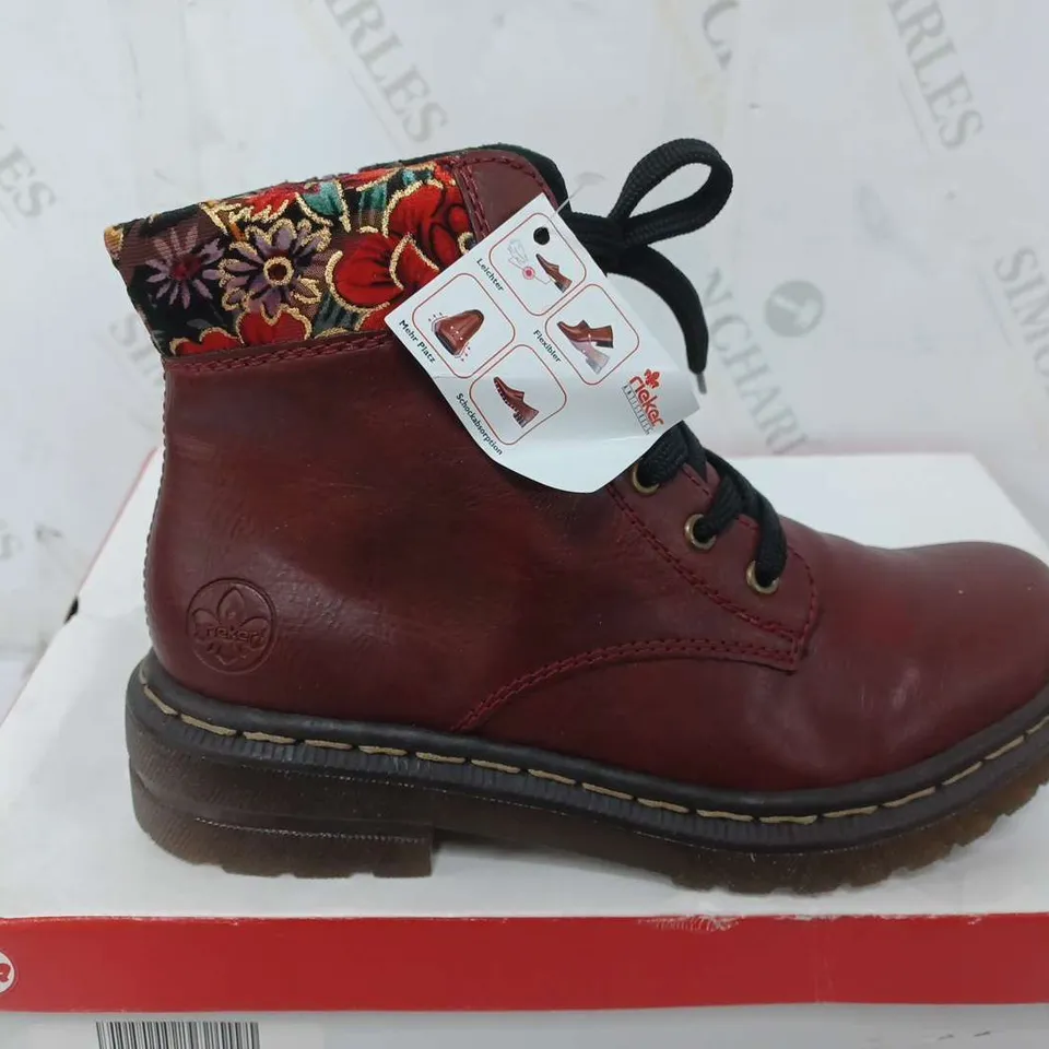 BOXED PAIR OF RIEKER RED INTEREST COLOUR BOOT - SIZE 39