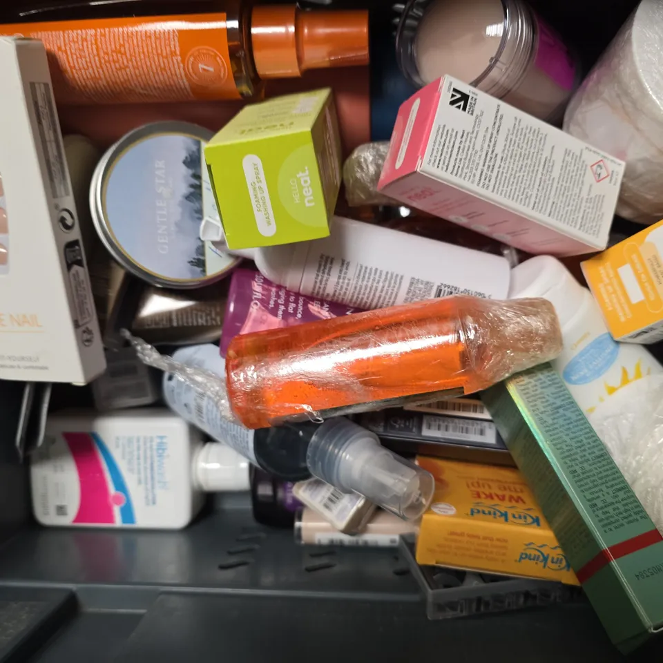 APPROXIMATELY 20 ASSORTED HEALTH & BEAUTY ITEMS TO INCLUDE - SANCTUARY SPA MOISTURISER , LOVE HONEY WATER BASE LUBE ETC