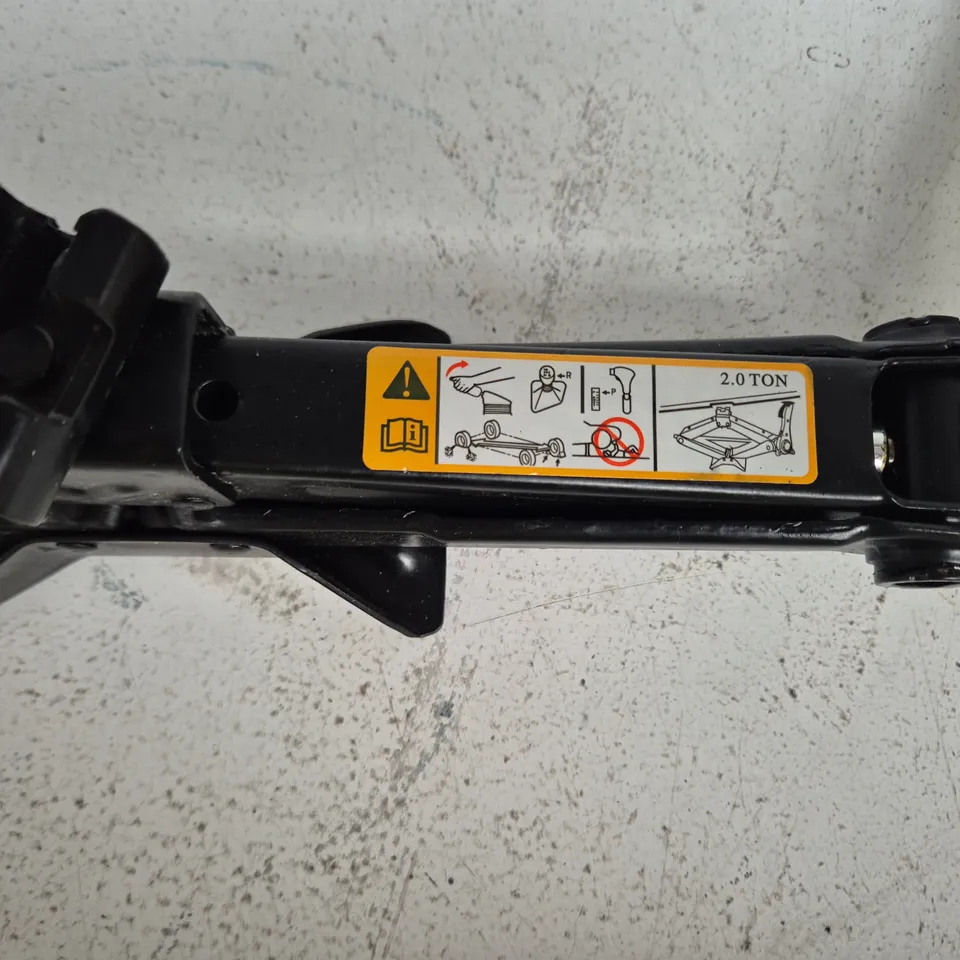 2-TONNE HYDRAULIC FLOOR JACK WITH YELLOW LEVER HANDLE
