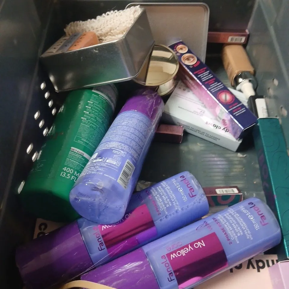 APPROXIMATELY 15 ASSORTED COSMETIC ITEMS INCLUDING NO YELLOW CONDITIONER , NATURA SIBERICA SHAMPOO AND MAJESTIC PURE VITAMIN E OIL 