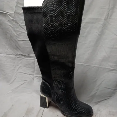 RIVER ISLAND BLACK WIDE-FIT KNEE-HIGH BOOT – CROC-EFFECT LEATHER, SIDE ZIP, BLOCK HEEL UK 7