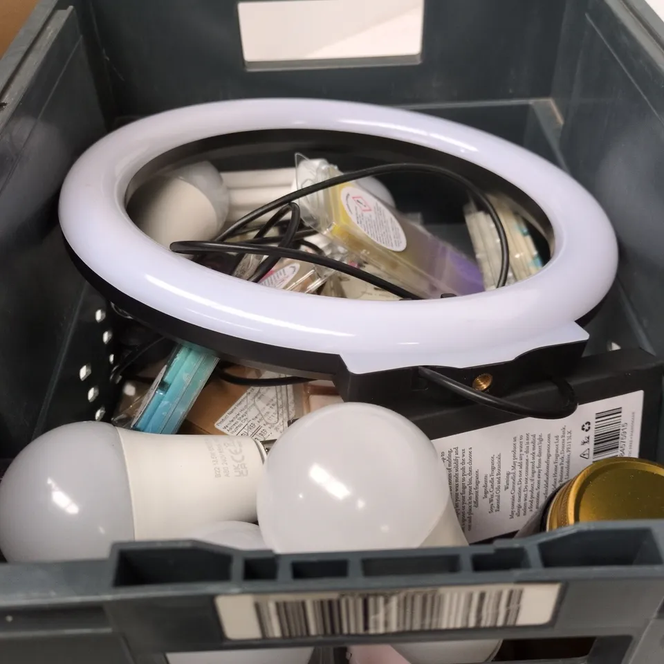 TOTE OF APPROXIMATELY 15 ASSORTED ITEMS TO INCLUDE CANDLES, E27 SPOTLIGHT BULB, ENERGIZER 4000K COOL WHITE ETC